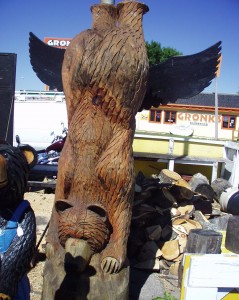 Wooden Bear Totem Pole - Gronk's in Superior, Wisconsin