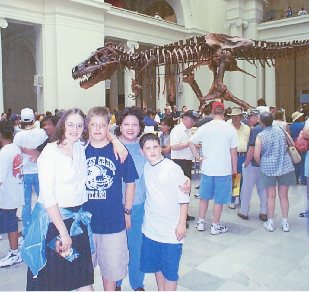 Family visits "Sue" the T-Rex exhibit at the Field Museum in Chicago in May 2000