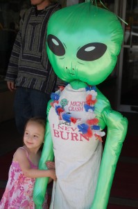 Cussling with an alien in Roswell, New Mexico - April 2011