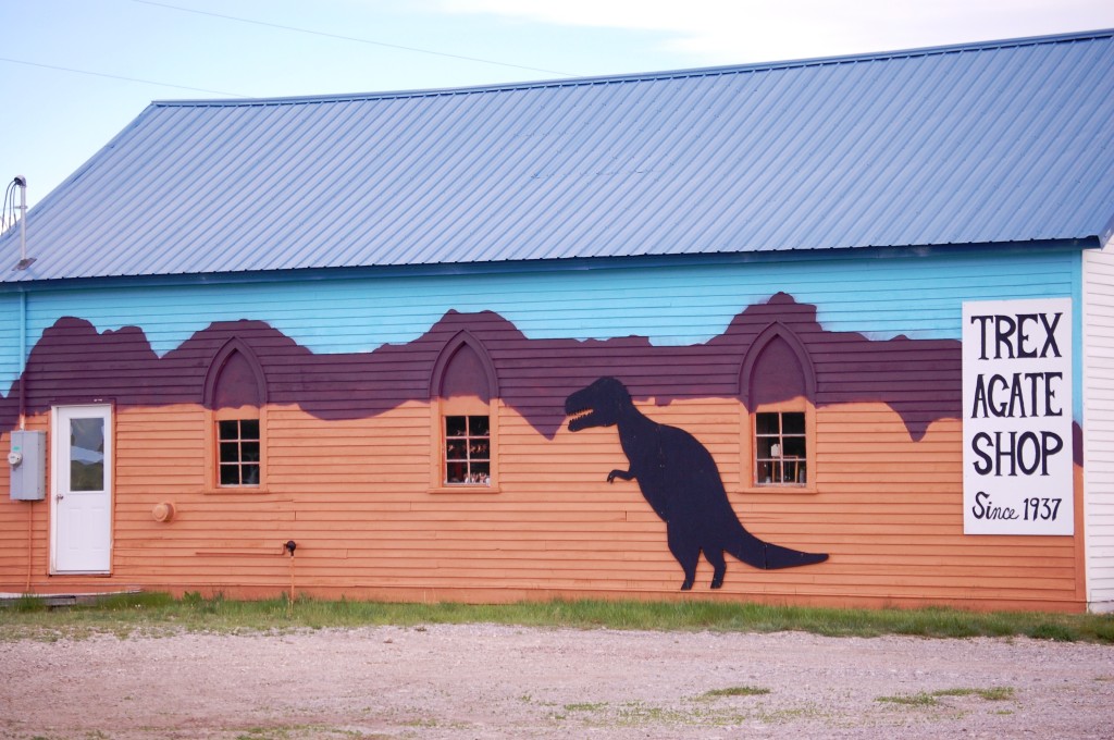 Trex Agate Shop and wall mural in Bynum, Montana
