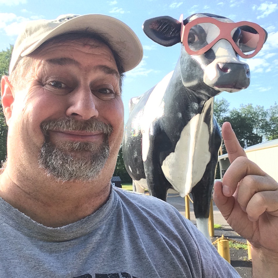 Sumoflam with the cow that wears pink glasses
