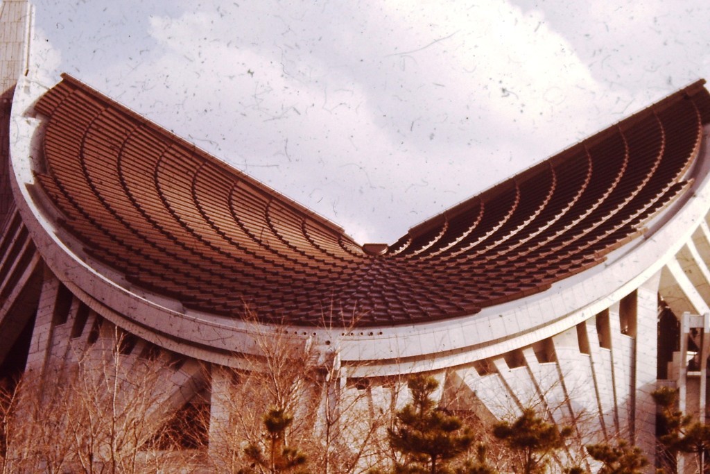 One of the huge buildings of Taisekiji in Fuji-no-miya (ca. 1978)