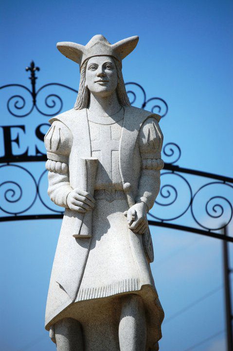 Statue of Columbus in Little Italy
