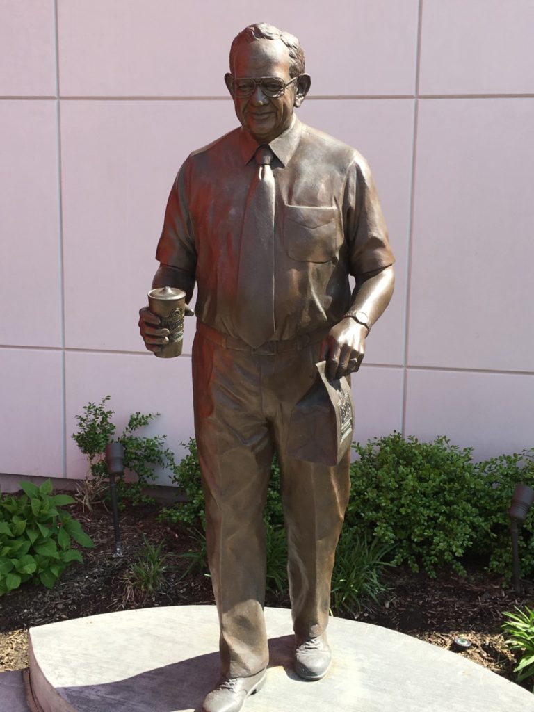 Dave Thomas waits to greet visitors at a Wendy's in Dublin, OH