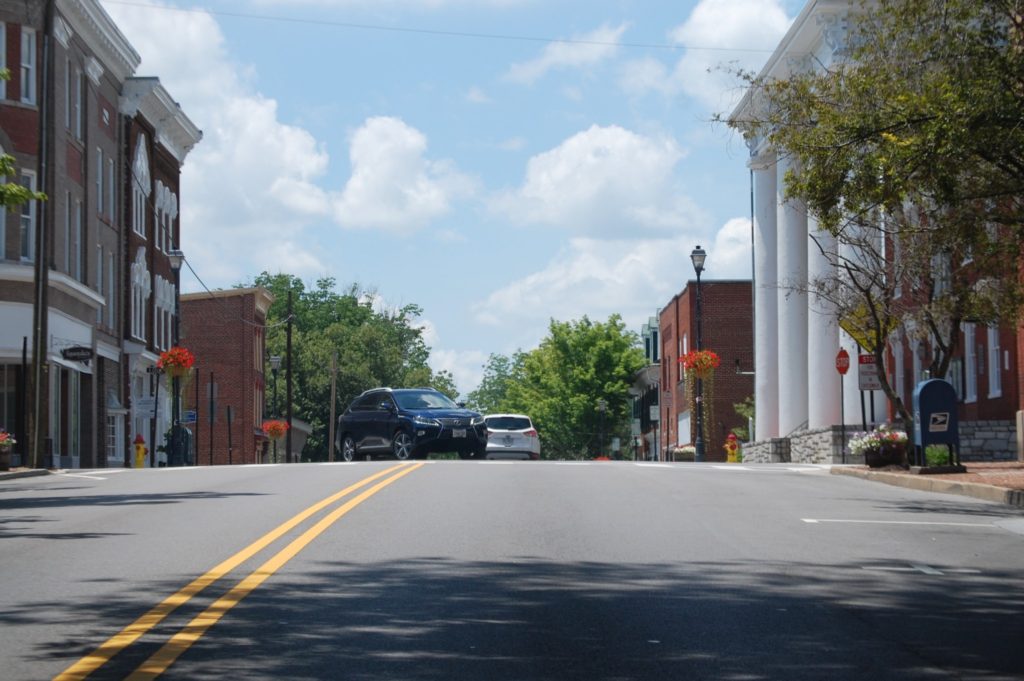 Main Street, including the large courthouse, in Abingdon, VA